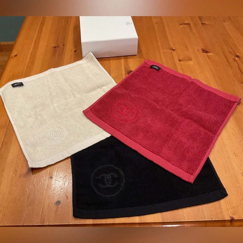 CHANEL FACE TOWEL TRIO NEW RED BLACK IVORY LA COLLECTION BEAUTÉ GWP COTTON
